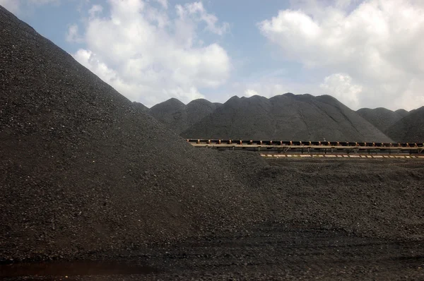 Вугілля в електростанції — стокове фото
