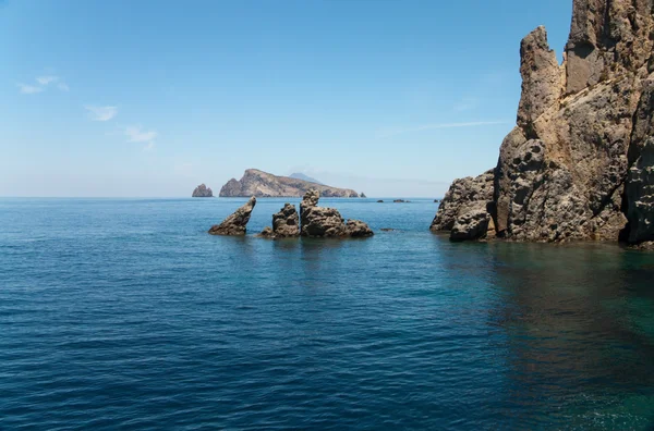 Скалы в середине моря — стоковое фото