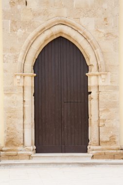 Antik kilise kapısı