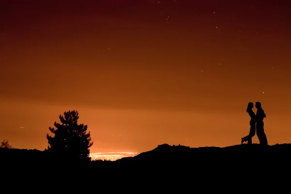 Любовь на красивом закате — стоковое фото