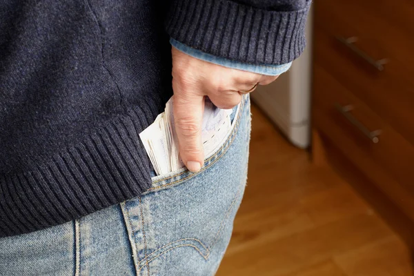 Ένας άνθρωπος που βάζει χρήματα στην τσέπη του — Φωτογραφία Αρχείου