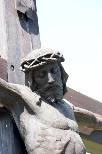 Деревянный крест и фигура мужчины — стоковое фото