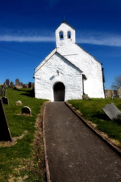 Kleine witte kerk — Stockfoto