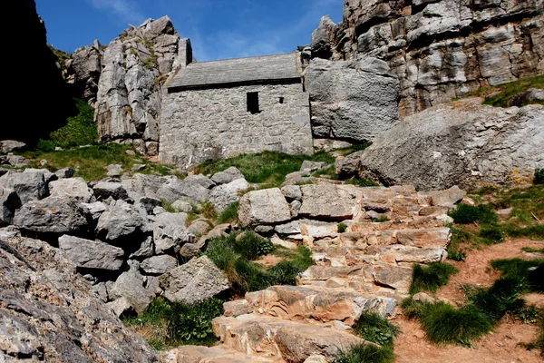 Braakliggende kerk gebouwd in de kliffen in pembrokeshire — Stok fotoğraf