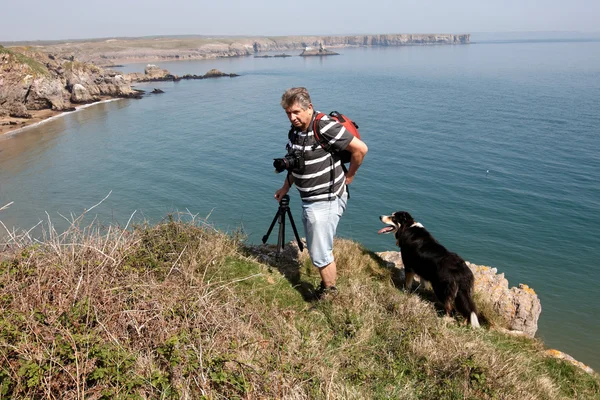 Pembrokeshire sahil şeridi üzerinde erkek bir fotoğrafçı — Stok fotoğraf