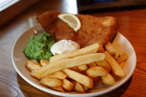 Uma refeição de peixe e batatas fritas — Fotografia de Stock