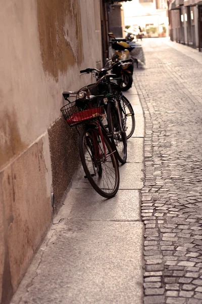Push bikes leaning against the wall — Stock Photo, Image