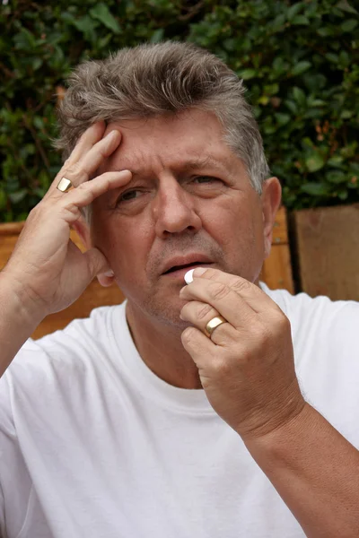 頭痛を持つ成熟した男性 — ストック写真