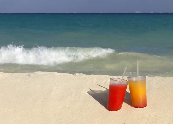 Zwei Cocktails im Sand Stockfoto