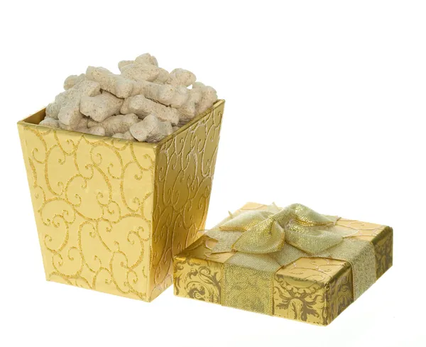 Золота подарункова коробка повна мініатюрних собак для молочних кісток — стокове фото