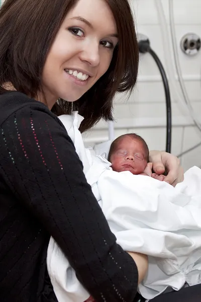 Mãe com bebê prematuro — Fotografia de Stock