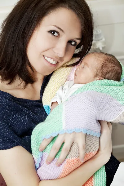 Mamãe e o bebê prematuro — Fotografia de Stock