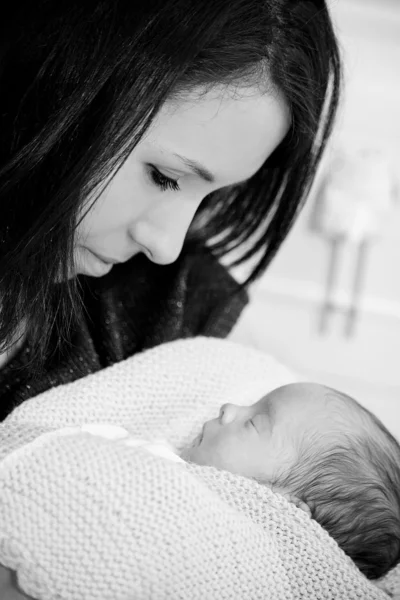Mãe e bebê em preto e branco — Fotografia de Stock