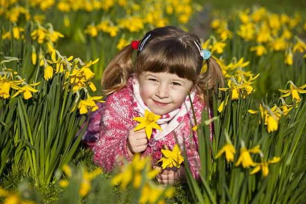 Menina e Daffodils — Fotografia de Stock