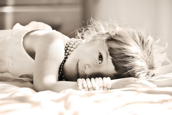 Dívka s perlami — Stock fotografie