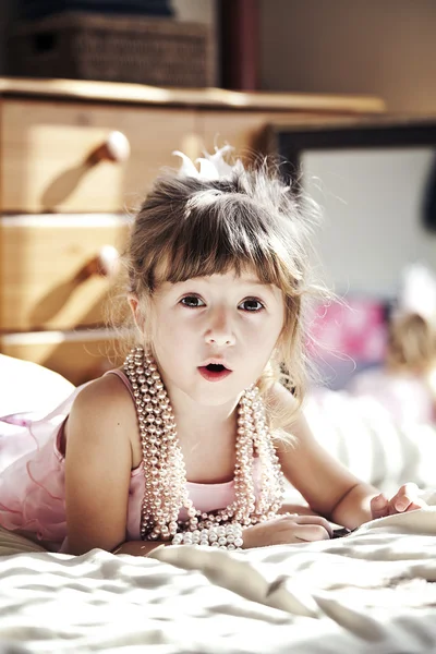 Chica con collar de perlas — Foto de Stock