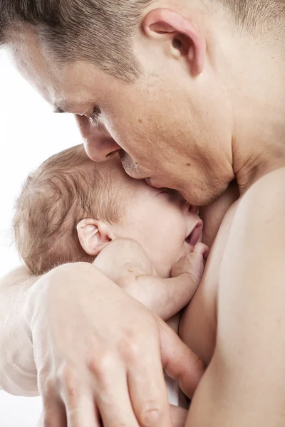 Tata całuje dziecko — Zdjęcie stockowe