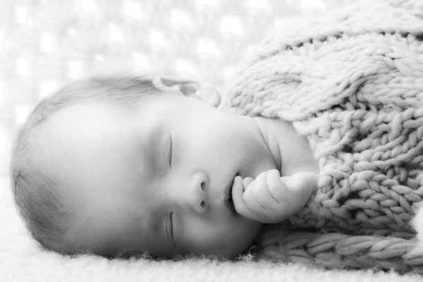 Bébé en noir et blanc — Photo