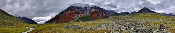 Az Alpok tunkin a komor Időjárás Jogdíjmentes Stock Fotók