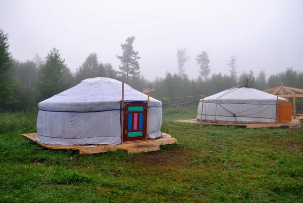 雾的早晨的背景中的两个布里亚特蒙古包 — 图库照片