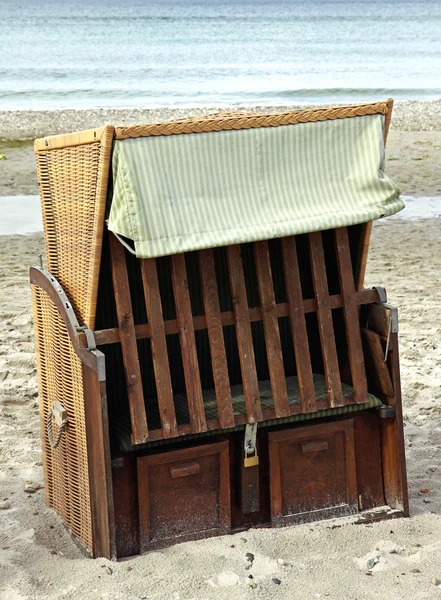 Rieten strandstoel — Stockfoto