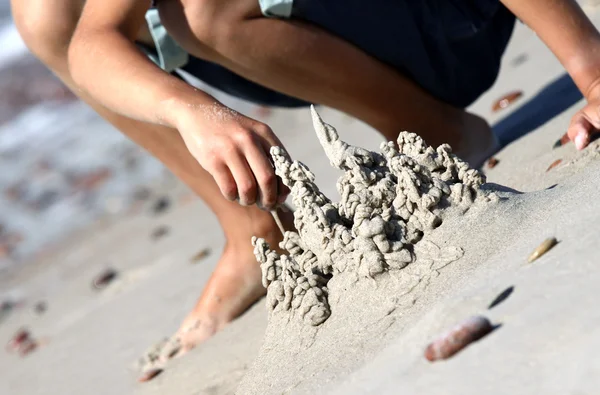 Costruire castello di sabbia — Foto Stock