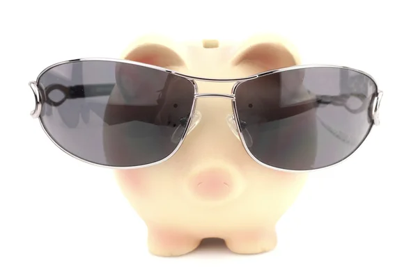 Güneş gözlüğü ile Piggy banka — Stok fotoğraf