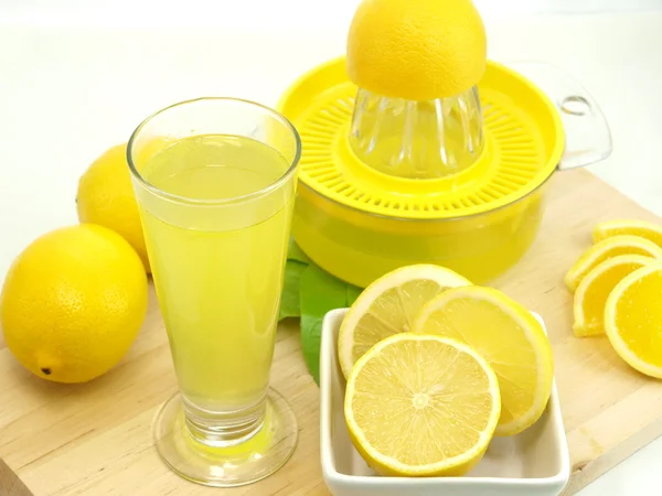 Copo de um suco de limão fresco — Fotografia de Stock