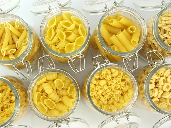 Glasburk fylld med pasta — Stockfoto