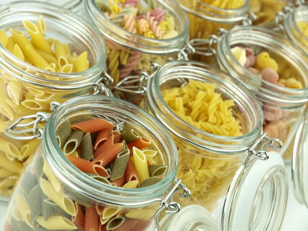 Glasburk fylld med pasta — Stockfoto