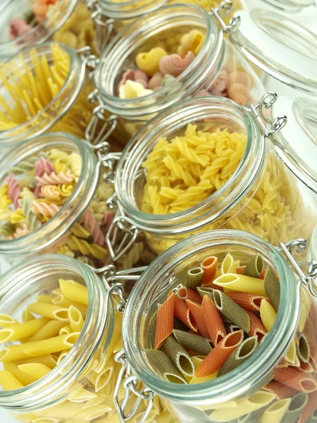 Glazen pot gevuld met pasta — Stockfoto