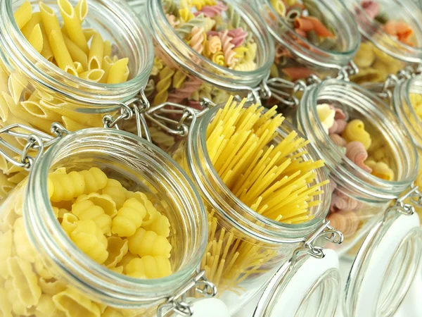 Glazen pot gevuld met pasta — Stockfoto