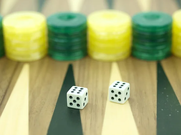 Backgammon set med tärningar — Stockfoto