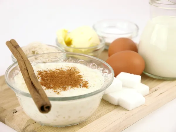 Rice pudding with cinnamon and all the ingredients — Stock Photo, Image