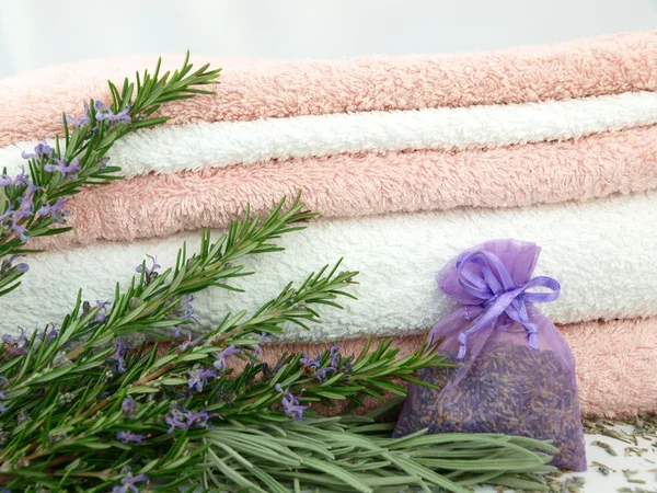 Bath towels with lavender — Stock Photo, Image