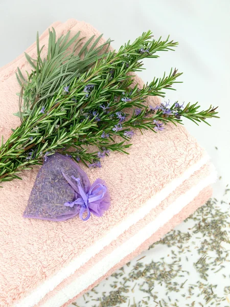 Badhanddoeken met lavendel — Stockfoto