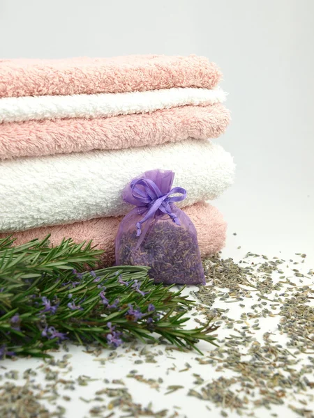 Toallas de baño con lavanda —  Fotos de Stock