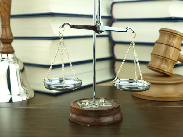 Měřítko spravedlnosti, ruční zvonek a soudce? s kladívkem — Stock fotografie