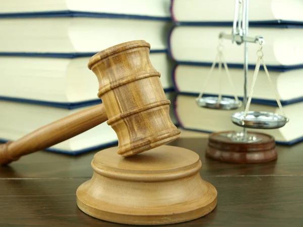 Judge?s Gavel and scale of justice — Stock Photo, Image