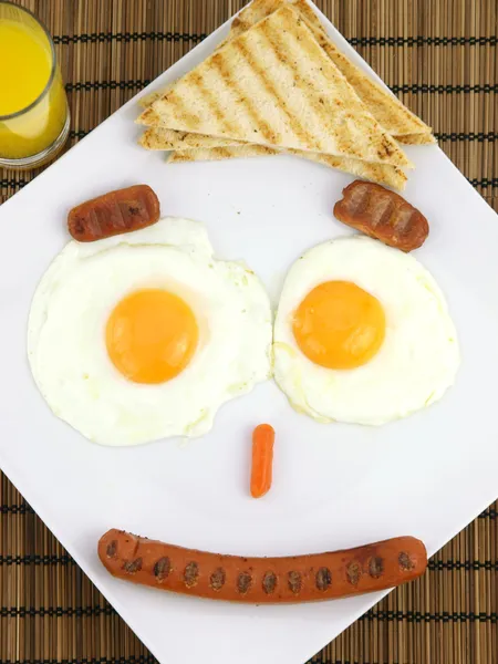 Frukost på en tallrik med en grimas — Stockfoto