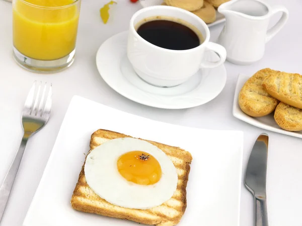 Смажене яйце на тості — стокове фото