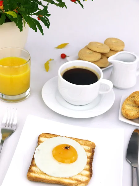 Fried egg on toast — Stock Photo, Image