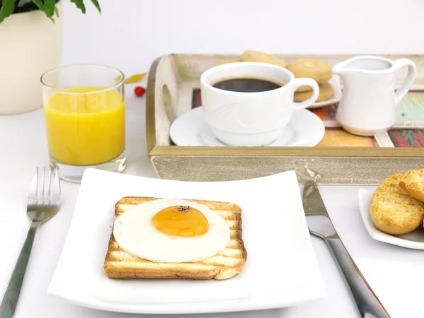 Stekt ägg på toast — Stockfoto