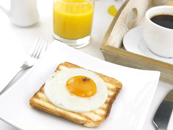 Смажене яйце на тості — стокове фото
