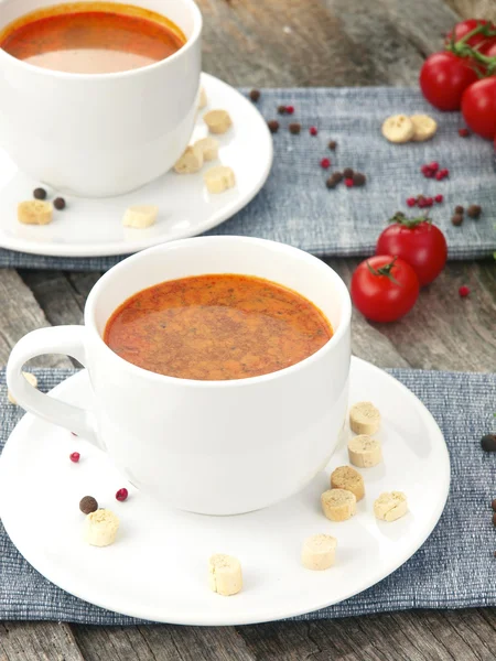 Tomatensuppe mit frischen Zutaten in einer Suppentasse — Stockfoto
