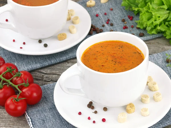 토마토 수프 수프 컵에 신선한 재료와 — 스톡 사진