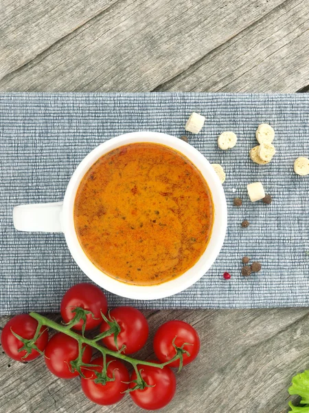 Soupe de tomates avec des ingrédients frais dans une tasse à soupe — Photo