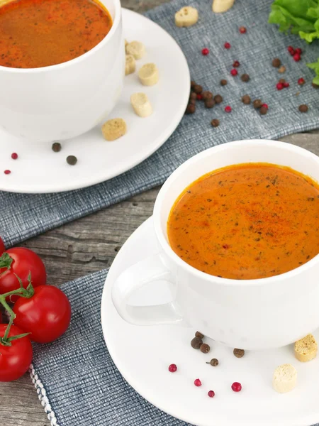 토마토 수프 수프 컵에 신선한 재료와 — 스톡 사진