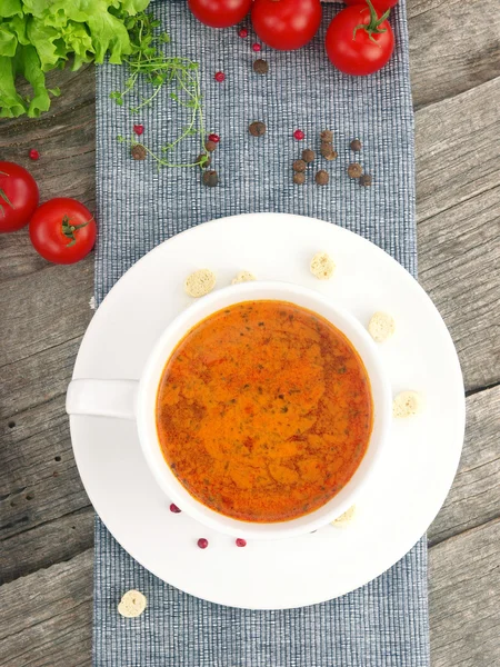 Soupe de tomates avec des ingrédients frais dans une tasse à soupe — Photo