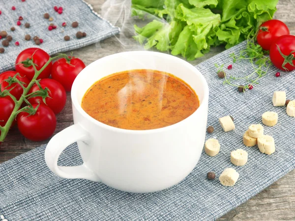 Sopa de tomate con ingredientes frescos en una taza de sopa —  Fotos de Stock